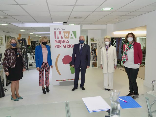 Encarna Pinto, M.ª Teresa Fernández de la Vega, Florentino Pérez Raya, Pilar Fernández y Teresa Langle de Paz